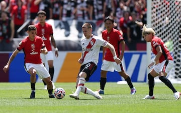 Franco Mastantuono rodeado de defensores del equipo rival.