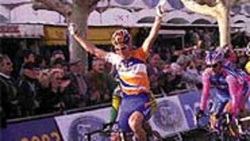 <B>EN EQUIPO.</B> El suizo Beat Zberg remató el trabajo del Rabobank.