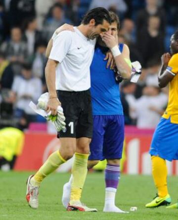 Partido de la Champions League, grupo B. Real Madrid-Juventus. Iker Casillas habla con Buffon al final del encuentro.