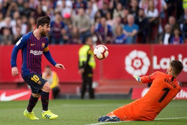 El jugador del Barcelona, Leo Messi, marca el 2-3 al Sevilla. 