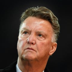 Van Gaal defends Koeman and De Jong: "At Barcelona, they blame the foreigners"