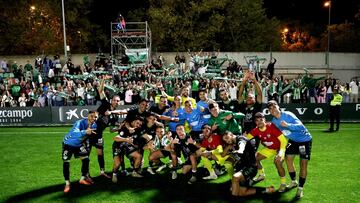 El Antequera posa con sus aficionados en la Ciudad Deportiva del Betis.