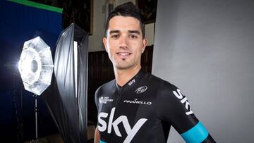 El ciclista Be&ntilde;at Intxausti posa con el maillot del equipo Sky.