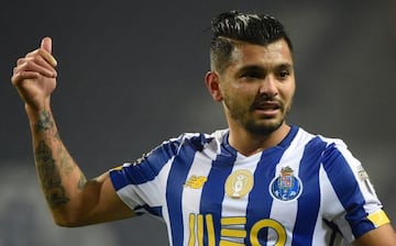 Tecatito Corona se une a la lista de los mexicanos que ganaron un título en Europa al coronarse con el Porto ganando dos Ligas, dos Superligas y una Copa de Portugal.