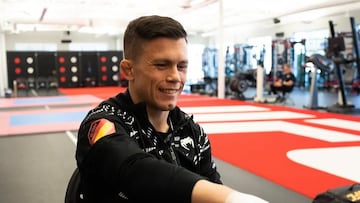 Daniel Bárez vendándose antes de su pelea con André Lima en UFC.