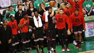 Nikola Mirotic lanza durante la primera ronda de los playoffs 2017 que enfrent&oacute; a los Boston Celtics y a los Chicago Bulls.