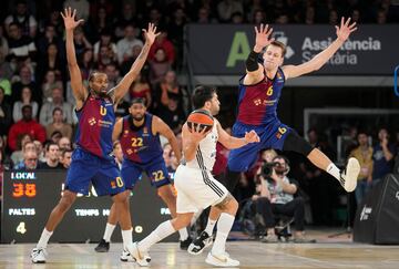 Campazzo busca el pase ante Vesely y Punter.
