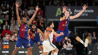 Los jugadores del Barça Veselý y Punter luchan un balón con Campazzo, del Real Madrid, durante el último Clásico de Euroliga.