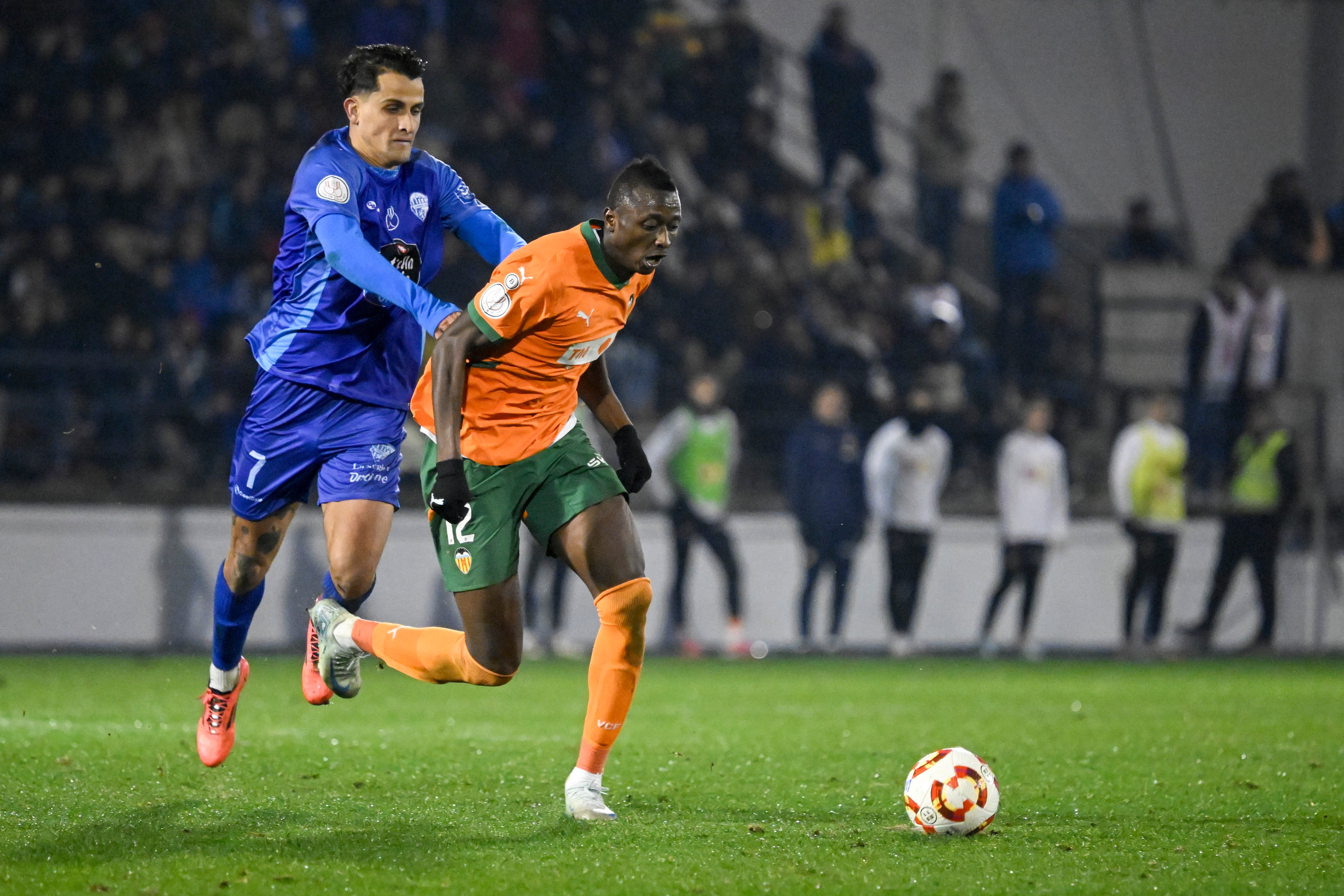 Un autogol y Sadiq invitan al Valencia a otra ronda