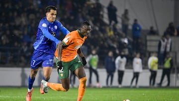 ORENSE, 14/01/2025.- El delantero nigeriano del Valencia, Umar Sadiq (d), conduce el balón ante el jugador del Ourense CF, Javier Carbonell, durante el encuentro correspondiente a los octavos de final de la Copa del Rey que disputan hoy martes Ourense CF y Valencia en el estadio O Couto, en Ourense. EFE / Brais Lorenzo.