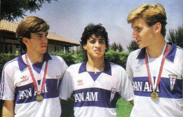 El volante nació en Universidad Católica(al centro en la fotografía), pero tras su primer paso por el fútbol del exterior, volvió a Universidad de Chile, en 1993.