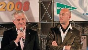 <b>MEJOR EQUIPO. </b>Francisco Pernía, Gonzalo Colsa y Pedro Munitis recogieron el premio al mejor equipo de 2008 en la XV Gala del Deporte Cántabro.