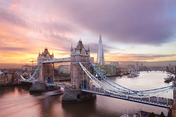 El Puente de la Torre es un puente basculante y colgante de Londres, construido entre 1886 y 1894, que cruza el río Támesis cerca de la Torre de Londres y se ha convertido en uno de los símbolos de la ciudad. Por esto, es confundido a veces con el Puente de Londres, situado unos ochocientos metros río arriba.