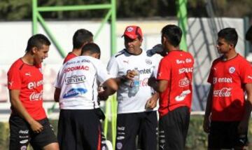 Clásico ayudante de Marcelo Bielsa, en su etapa de DT dirigió en Perú y estuvo a cargo de la Sub 20 de Chile. Hoy, comanda a Banfield en Argentina.