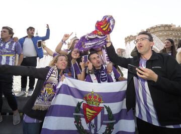 Seguidores del Real Valladolid celebran la permanencia en la fuente de la Plaza de Zorrilla de la capital vallisoletana.