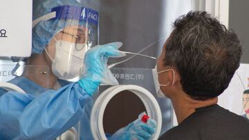 Seoul (Korea, Republic Of), 15/09/2021.- A medical worker (L) takes a sample from a man at a makeshift COVID-19 testing station in Seoul, South Korea, 15 September 2021. The Korea Disease Control and Prevention Agency (KDCA) said on 15 September that the 