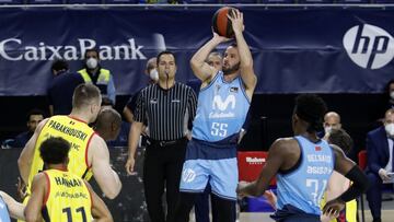 JJ Barea lanza un triple durante el Movistar Estudiantes-MoraBanc Andorra.