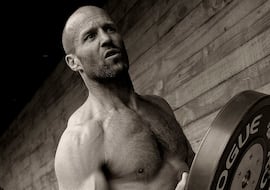 El entrenamiento de Jason Statham para ganar músculo a sus 58 años: “Podemos estar tres o cuatro horas sin aburrirnos”