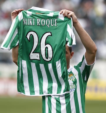 El dorsal 26 del jugador del Betis se retir de manera pstuma tras su fallecimiento debido a un cncer plvico.