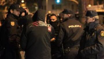 Los ultras saliendo de los juzgados de Plaza de Castilla.