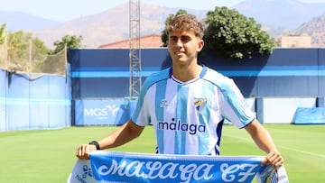 Adrián Niño, con la bufanda del Málaga,
