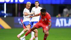 ATLANTA, GEORGIA - JUNE 27: Cesar Blackman of Panama controls the ball to score the team's first goal during the CONMEBOL Copa America USA 2024 Group C match between Panama and United States at Mercedes-Benz Stadium on June 27, 2024 in Atlanta, Georgia.   Hector Vivas/Getty Images/AFP (Photo by Hector Vivas / GETTY IMAGES NORTH AMERICA / Getty Images via AFP)