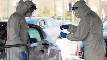 Turin (Italy), 14/11/2020.- Health workers take swab coronavirus test at the drive-in testing station inside the Allianz Stadium of Juventus Turin in Turin, Italy, 14 November 2020. Italy fights with the second wave of pandemic of the SARS-CoV-2 coronavirus which causes the Covid-19 disease. (Italia) EFE/EPA/JESSICA PASQUALON