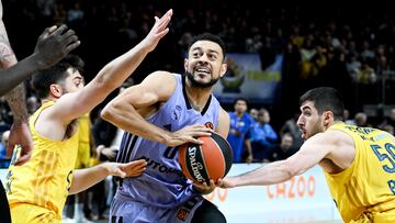 Berlin (Germany), 12/01/2023.- Tamir Blatt (L) and Yovel Zoosman of Alba (R) in action against Nigel Williams Goss (C) of Real Madrid during the Euroleague Basketball match between Alba Berlin and Real Madrid, in Berlin, Germany, 12 January 2023. (Baloncesto, Euroliga, Alemania) EFE/EPA/FILIP SINGER
