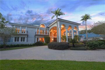 La mansión de Shaquille O'nille se encuentra en Windermere, Florida, sobre 3 hectáreas de terrenos privados y vistas al lago Butler. La vivienda cuenta con 2.880 metros cuadrados habitables, 12 habitaciones y 15 baños. Incluye una cancha de baloncesto cubierta y un garaje para automóviles con sala de exposición.