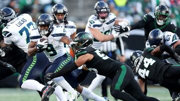 EAST RUTHERFORD, NEW JERSEY - DECEMBER 01: Kenneth Walker III #9 of the Seattle Seahawks tries to break a tackle by Quincy Williams #56 of the New York Jets in the third quarter of a game at MetLife Stadium on December 01, 2024 in East Rutherford, New Jersey. Elsa/Getty Images/AFP (Photo by ELSA / GETTY IMAGES NORTH AMERICA / Getty Images via AFP)