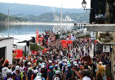 El pelotón durante la salida en Poio. 