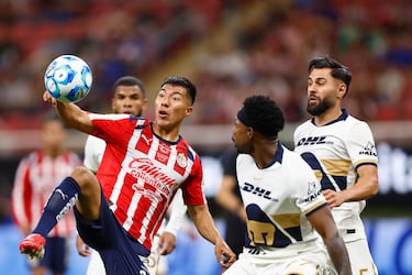 De la mano de Hormiga, Chivas viene de atrás y empata 2-2