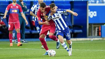 VITORIA-GASTEIZ, SPAIN - OCTOBER 18: Dani Calvo of Elche CF battles for possession with Pere Pons of Deportivo Alaves during the La Liga Santander match between Deportivo Alaves and Elche CF at Estadio de Mendizorroza on October 18, 2020 in Vitoria-Gastei