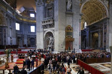 Cientos de personas esperan para despedirse del papa Francisco en la Basílica de San Pedro. 