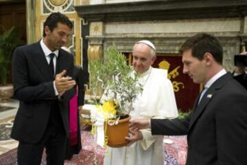 El Papa Francisco con Lionel Messi y Gianluigi Buffon.
