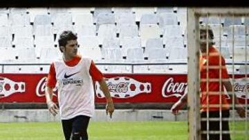 <b>DE DOS SEMANAS A UN PAR DE DÍAS.</b> El esguince que Villa sufrió el jueves parecía que lo descartaba, pero el Guaje insiste en que puede jugar y ayer se entrenó bien. El doctor Giner afirmó que estaría dos semanas de baja, con lo que si juega hoy deberá dar una explicación a un error tan llamativo.