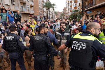 Vecinos indignados gritan insultos durante la visita de la comitiva de los reyes a Paiporta este domingo.