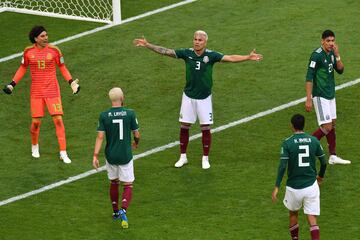 Carlos Salcedo y los jugadores mexicanos reaccionan ante el gol de Neymar.