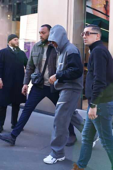 Kylian Mbappé saliendo de una joyería de París.