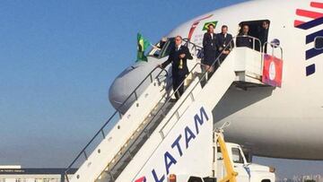 Carlos Nuzman, jefe del comité organizador de los Juegos Olímpicos, desciende del avión con la llama olímpica que paseará por suelo brasileño hasta el 5 de agosto.