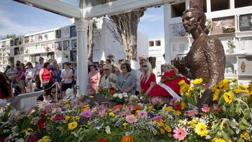 El busto de Roc&iacute;o Jurado en su tumba en el cementerio de la localidad natal de la cantante en Chipiona (C&aacute;d&iacute;z), se ha llenado hoy de ramos de flores durante el homenaje ofrecido por el d&eacute;cimo aniversario de su muerte, al que ha asistido el torero y viudo, Jos&eacute; Ortega Cano, junto a su hija Gloria Camila, y su cu&ntilde;ado Amador Mohedano. EFE/Rom&aacute;n R&iacute;os