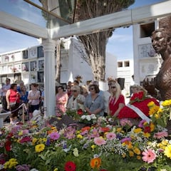 Una ofrenda floral recuerda a Rocío Jurado en su Chipiona natal