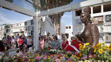 El busto de Rocío Jurado en su tumba en el cementerio de la localidad natal de la cantante en Chipiona (Cádíz), se ha llenado hoy de ramos de flores durante el homenaje ofrecido por el décimo aniversario de su muerte, al que ha asistido el torero y viudo, José Ortega Cano, junto a su hija Gloria Camila, y su cuñado Amador Mohedano. EFE/Román Ríos