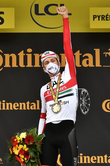 Tadej Pogacar en el podio como vencedor de la etapa.