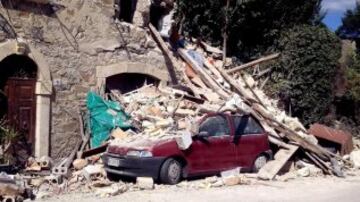 ITA48 ARQUATA DEL TRONTO (ITALIA), 24/08/2016.- Vista de los destrozos causados por el terremoto en la localidad de Arquata del Tronto, en la provincia de Ascoli Piceno, región de Marche, en el centro de Italia, hoy, 24 de agosto de 2016. Al menos 62 personas han muerto y decenas siguen aún desaparecidas tras el terremoto de 6 grados en la escala Ritcher ocurrido hoy en el centro de Italia, según los datos recogidos por los medios de comunicación italianos que se encuentran en los lugares afectados. EFE/Claudio Accogli