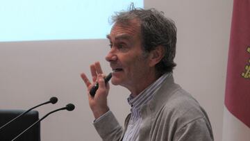 El director del Centro de Alertas y Emergencias Sanitarias (CAES), Fernando Simón, interviene en el Ciclo de Seminarios de la Facultad de Medicina de Ciudad Real y la Gerencia de Atención Integrada, a 12 de mayo de 2021, en Ciudad Real, Castilla-La Mancha (España). Durante su ponencia, Simón ha planteado la posibilidad de que el COVID-19 pueda desaparecer a final del próximo año. "A lo mejor a final del año que viene podemos decir que no haya coronavirus. Estamos en esa situación, probablemente seguirá entre nosotros, pero hay opciones de que no pase así", ha aseverado.
12 MAYO 2021;FERNANDO SIMON;CASTILLA LA MANCHA;SIMON;
Patricia Galiana / Europa Press
12/05/2021
