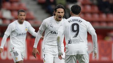 Cavani y Kluivert celebran uno de los goles del Valencia en El Molinón.