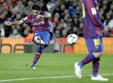 El kaiser de Michoacán es uno de los jugadores con más clase que han pasado por la defensa del Barça. Aterrizado en 2003, coincidiendo con la llegada de Joan Laporta al club azulgrana. Márquez entendía bien el juego. Tanto que podía desenvolverse fácilmente en las posiciones de central y mediocentro. Decisivo en la era Rijkaard, cuando se convirtió en el primer mexicano en ganar una Champions League, perdió cierta importancia tras la llegada de Piqué. Pero aun así, su presencia y la de Piqué permitía que Puyol tapase agujeros cuando no estaban Alves o Abidal en los laterales. Márquez tenía un toque de balón mágico, un desplazamiento fantástico en largo y se incorporaba bien en las jugadas a balón parada. Dejó huella y sueña con entrenar algún día en el Barça.