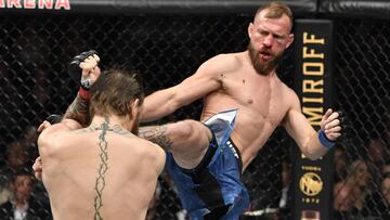 Cerrone golpea a McGregor durante su combate.