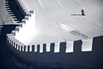 Los deportistas ultiman sus entrenamientos para los Juegos de Invierno que arrancan en Pek¨ªn con la inuguraci¨®n. En la imagen, un ?rider? de snowboard participa en una sesi¨®n de entrenamientos en el Genting Snow Park en Zhangjiakou. Todo est¨¢ ya a punto para que comience la gran cita ol¨ªmpica de la nieve y el hielo.